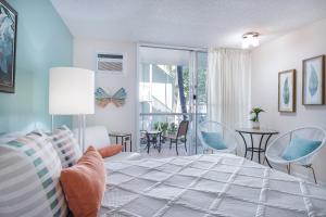 Kona Islander Inn 112 في كيلوا كونا: غرفة نوم مع سرير وغرفة معيشة