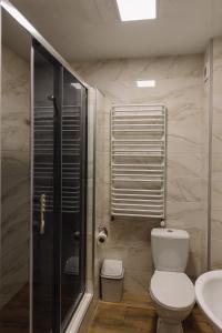 uma casa de banho com um WC, um chuveiro e um lavatório. em Brooklyn 2 em Yablunytsya