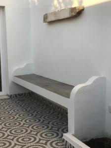 a white bench sitting on a wall in a room at Casa do Reguengo 1 in Estremoz