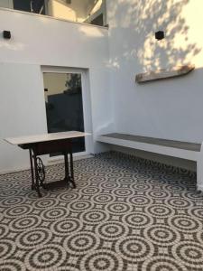 a room with a table and a mirror on a wall at Casa do Reguengo 1 in Estremoz