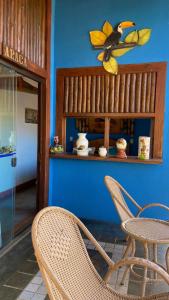 卡皮托利烏的住宿－Pousada Fecho da Serra，一间房间,墙上有两把椅子和一只蝴蝶