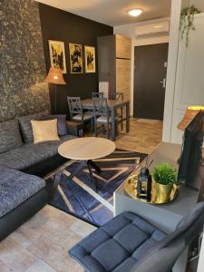 - un salon avec un canapé et une table dans l'établissement Moon Apartments Poznań, à Poznań