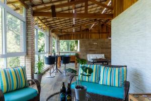 マイリポランにあるChácara 8 suítes Piscina Churrasqueira 40min de SPの椅子2脚とテーブルのあるリビングルーム +55枚の写真