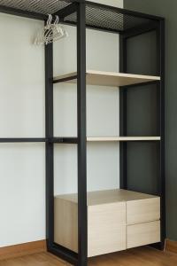 The Palm, 2BR Cityview by WStay @ Tropicana 218 Macalister في جورج تاون: مكتبة خشبية سوداء اللون مع رفوف زجاجية +29 صورة