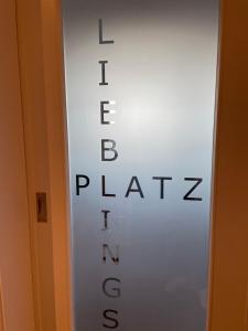 een witte deur met het bord voor de betabatterijen van het hotel bij Lieblingsplatz-Winterberg in Winterberg