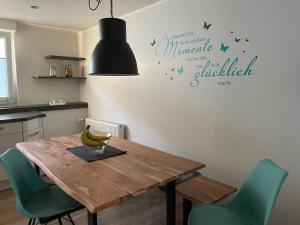 een eetkamer met een houten tafel en stoelen bij Lieblingsplatz-Winterberg in Winterberg +8 foto's