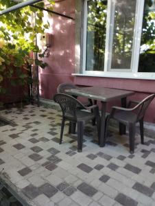 un patio con una mesa y 2 sillas en un porche en Balti house, en Bălţi