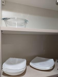 łazienka z toaletą i miską na półce w obiekcie Balti house w mieście Bielce