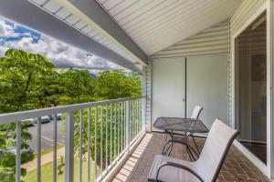En balkon eller terrasse på Newly Remodeled Cliffs Resort in Princeville condo