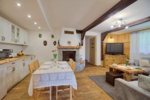 Kuchyň nebo kuchyňský kout v ubytování Apartamenty Maja