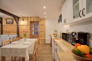 Kuchyň nebo kuchyňský kout v ubytování Apartamenty Maja