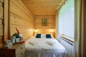 Un pat sau paturi într-o cameră la Apartamenty Maja