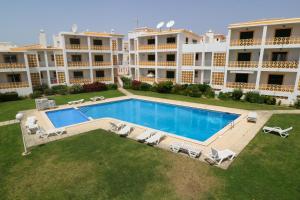an aerial view of a large apartment building with a swimming pool at Apartamento Sea Shell in Albufeira