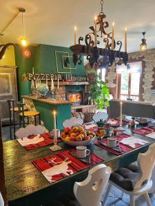 una mesa de comedor con un bol de fruta. en Appartamento 14, en Bellagio