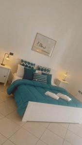 una camera con un grande letto verde di B&B mazzocchi a Santa Maria Capua Vetere