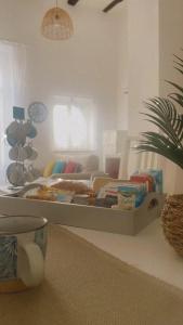 una camera con letto nel mezzo di un soggiorno di B&B mazzocchi a Santa Maria Capua Vetere
