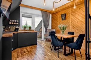 Kuchyňa alebo kuchynka v ubytovaní REZYDENCJA SKIBÓWKI sauna&jacuzzi
