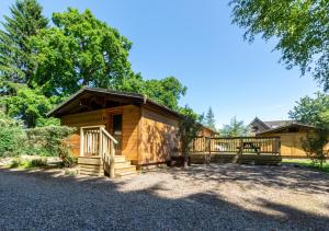 eine Blockhütte mit einer Veranda und einer Terrasse in der Unterkunft Birch Lodge in Thornton Watlass