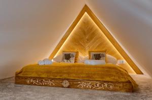 Posteľ alebo postele v izbe v ubytovaní REZYDENCJA SKIBÓWKI sauna&jacuzzi