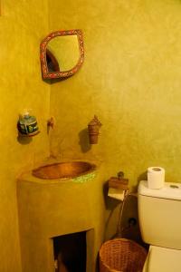 a bathroom with a sink and a toilet at DAR OUZOUD Vegan in Ouzoud