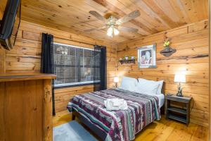 Tempat tidur dalam kamar di Cute Log Cabin for family retreat in Blue Ridge