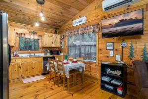 Restoran atau tempat makan lain di Cute Log Cabin for family retreat in Blue Ridge