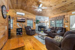 Area tempat duduk di Cute Log Cabin for family retreat in Blue Ridge