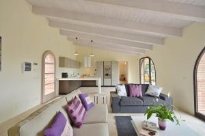 Appartament Rosmarino - Cignella Resort في Osteria Delle Noci: غرفة معيشة مع أريكة وطاولة
