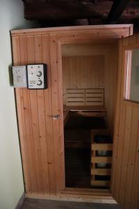 - un casier en bois avec une porte dans l'établissement El Paller del Molí de la Plana, à Riudaura