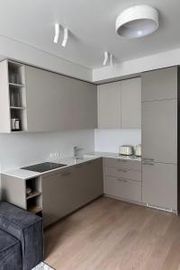 Köök või kööginurk majutusasutuses Naujai įrengti pušyno apartamentai - bekontaktis įėjimas