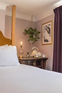 una camera con letto e tavolo con lampada di House Arundel ad Arundel