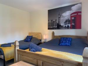 - une chambre avec 2 lits et une cabine de téléphone dans l'établissement Rocester Rest close to Alton Towers & JCB, Netflix, à Rocester
