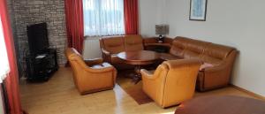 ein Wohnzimmer mit einem Sofa, Stühlen und einem Tisch in der Unterkunft Haus Danklmaier in Öblarn