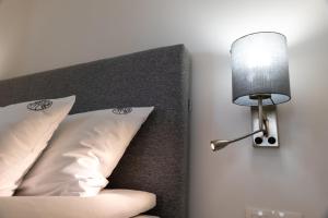 lampa na ścianie obok łóżka w obiekcie Spokojnia w mieście Lubrza