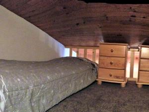 ein Schlafzimmer mit einem Bett und einer Kommode daneben in der Unterkunft 2 Pièces 6 Pers Sud à 150m des Pistes - FR-1-416-4 in La Toussuire + 2 Fotos