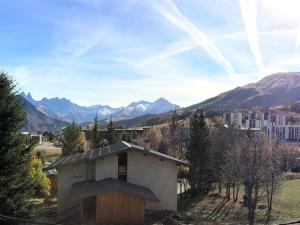 Blick auf eine Stadt mit Bergen im Hintergrund in der Unterkunft 2 Pièces 6 Pers Sud à 150m des Pistes - FR-1-416-4 in La Toussuire