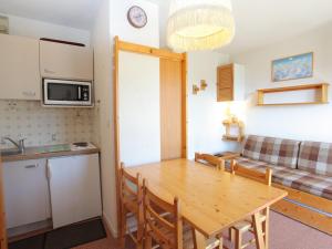 Studio La Toussuire, 1 pièce, 3 personnes - FR-1-416-15にあるキッチンまたは簡易キッチン