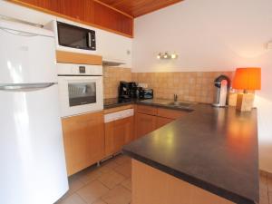 Appartement La Toussuire, 3 pièces, 8 personnes - FR-1-416-42にあるキッチンまたは簡易キッチン