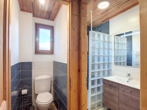 Et badeværelse på Appartement spacieux 3 étoiles pour 7 pers. à La Toussuire - FR-1-416-53 + 8 billeder
