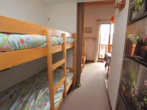 1 dormitorio con 2 literas y pasillo en Studio La Toussuire, 1 pièce, 4 personnes - FR-1-416-56 en La Toussuire