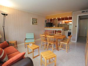 sala de estar con mesa y sillas y cocina en Appartement La Toussuire, 2 pièces, 6 personnes - FR-1-416-64, en La Toussuire