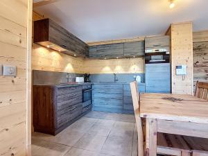 Køkken eller tekøkken på Appart. 3 ch, proche pistes, parking privé - FR-1-416-68 + 5 billeder