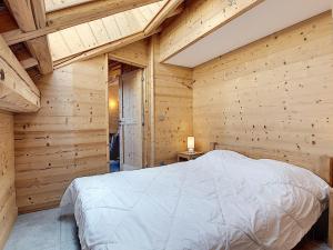 a bedroom with a bed in a wooden wall at Appartement La Toussuire, 4 pièces, 6 personnes - FR-1-416-68 in La Toussuire