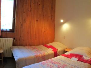 ein Schlafzimmer mit zwei Betten und einem Fenster in der Unterkunft Appart 8 pers à 150m des pistes, 2 chambres - FR-1-416-34 in La Toussuire