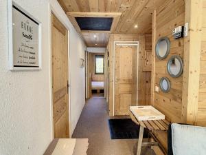 einen Flur eines winzigen Hauses mit Holzwänden in der Unterkunft Appartement moderne 3* 8 pers, 46 m², Sud, proche pistes - FR-1-416-78 in La Toussuire