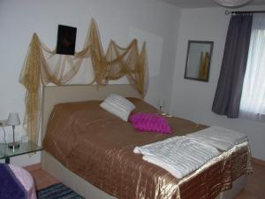 a bed with two pillows on it in a bedroom at Gästezimmer Ferienwohnung VILLA ALEXA, mit Wallbox in Woltersdorf