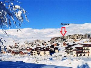 ラ・トゥッスイールにあるAppartement La Toussuire, 2 pièces, 4 personnes - FR-1-416-167の雪に覆われた町