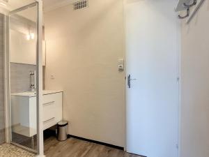 Et badeværelse på Appartement rénové 8 pers, 4 ch, Lumineux, Centre La Toussuire - FR-1-416-166