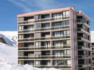 ラ・トゥッスイールにあるAppartement La Toussuire, 2 pièces, 6 personnes - FR-1-416-106の雪のピンクの建物