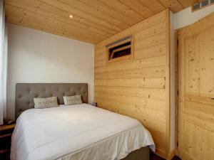 ラ・トゥッスイールにあるAppartement La Toussuire, 3 pièces, 8 personnes - FR-1-416-145の木製の壁のベッドルーム1室